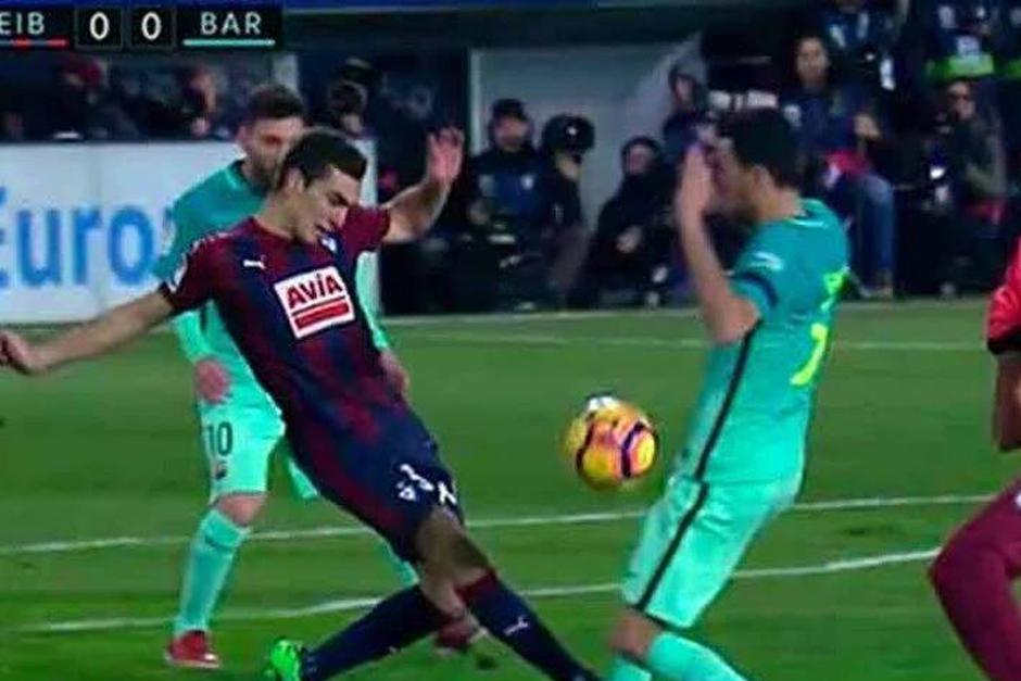 La dura entrada contra Sergio Busquets le provoc&oacute; una lesi&oacute;n que no pinta nada bien para el jugador del Barcelona. (Foto: Sport.)