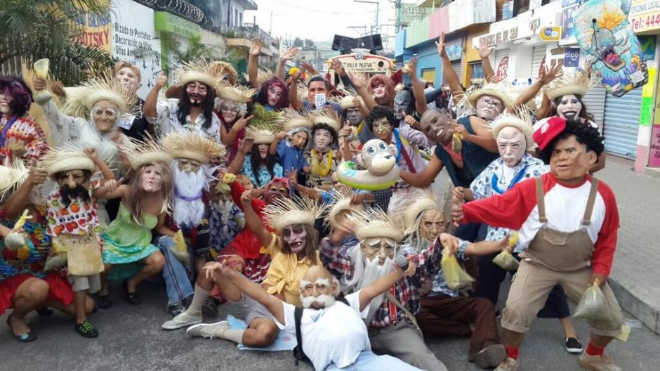 Cerca de mil personas participan en el Desfile de Fieros que recorre calles y avenidas de Villa Nueva. Foto: ND