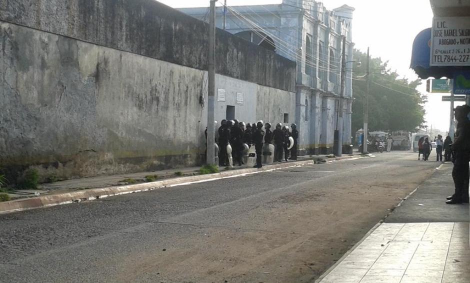 Un reducido grupo de polic&iacute;as de la fuerza especial, se encuentra en las afueras de la c&aacute;rcel de Jutiapa, donde los reos se han sublevado. (Foto: Facebook C&eacute;sar Leiva)&nbsp;