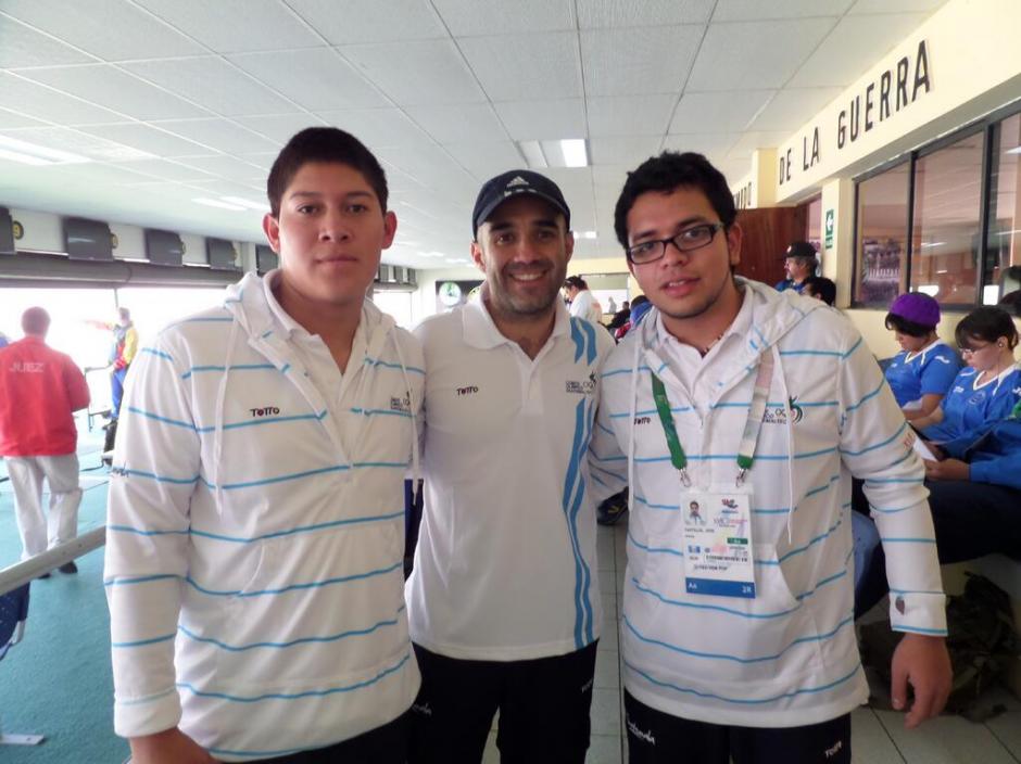 Los tiradores nacionales, Sergio S&aacute;nchez (C), Pablo Castillo y Marvin Herrera alcanzaron el primer oro para Guatemala. (Sergio S&aacute;nchez)