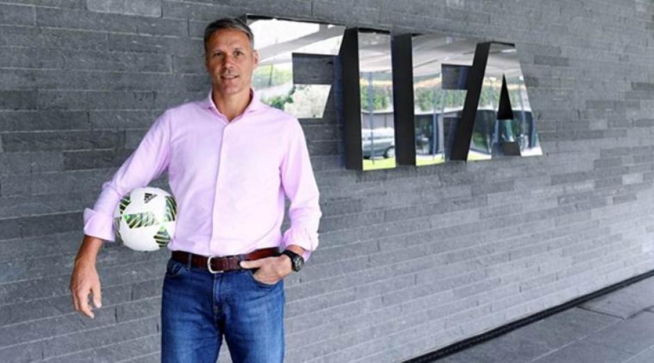 Marco Van Basten propone algunos cambios radicales al f&uacute;tbol actual. (Foto: Twitter)