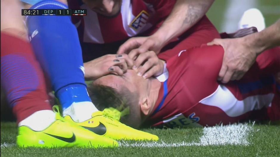 Fernando "el Ni&ntilde;o" Torres fue trasladado de emergencia a un hospital. (Foto: Captura de video)