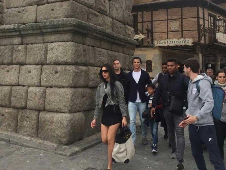 CR7, su novia y su familia visitaron Segovia. (Foto: Twitter)