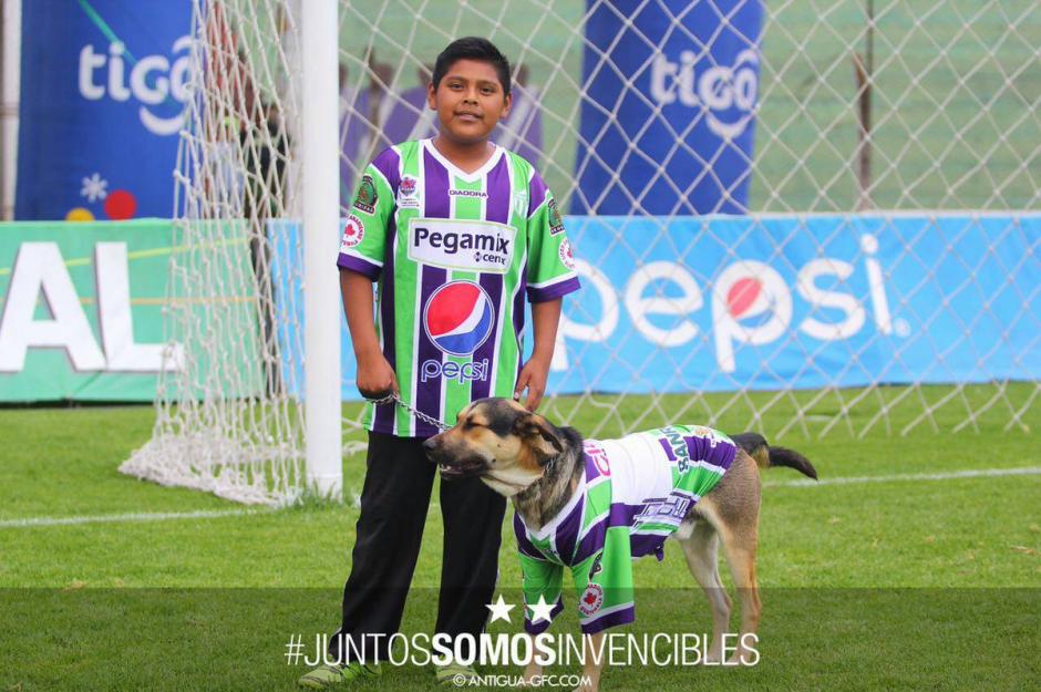 Jos&eacute; y su perro Coby, vestidos con los colores de Antigua GFC. (Foto: Antigua GFC)