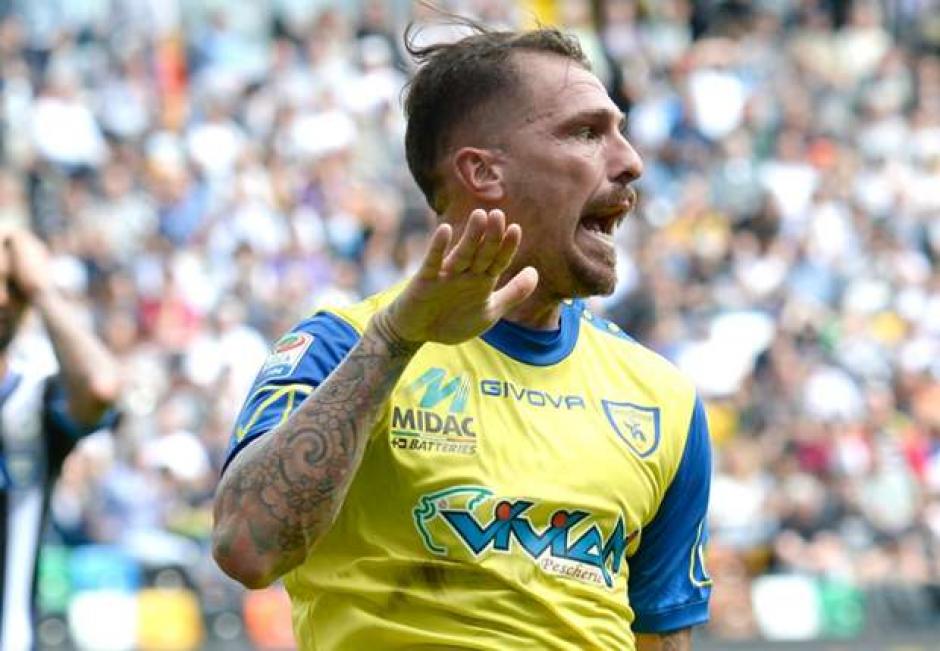 Fabrizio Cacciatore protagoniz&oacute; un fallo ins&oacute;lito en el partido del Chievo frente al Mil&aacute;n. (Foto: Goal)