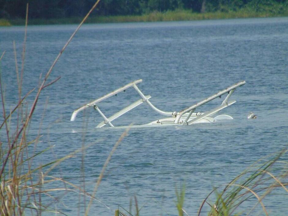 Un helic&oacute;ptero cay&oacute; al Lago de Atitl&aacute;n la ma&ntilde;ana de este s&aacute;bado. (Foto: @ErickColop) 