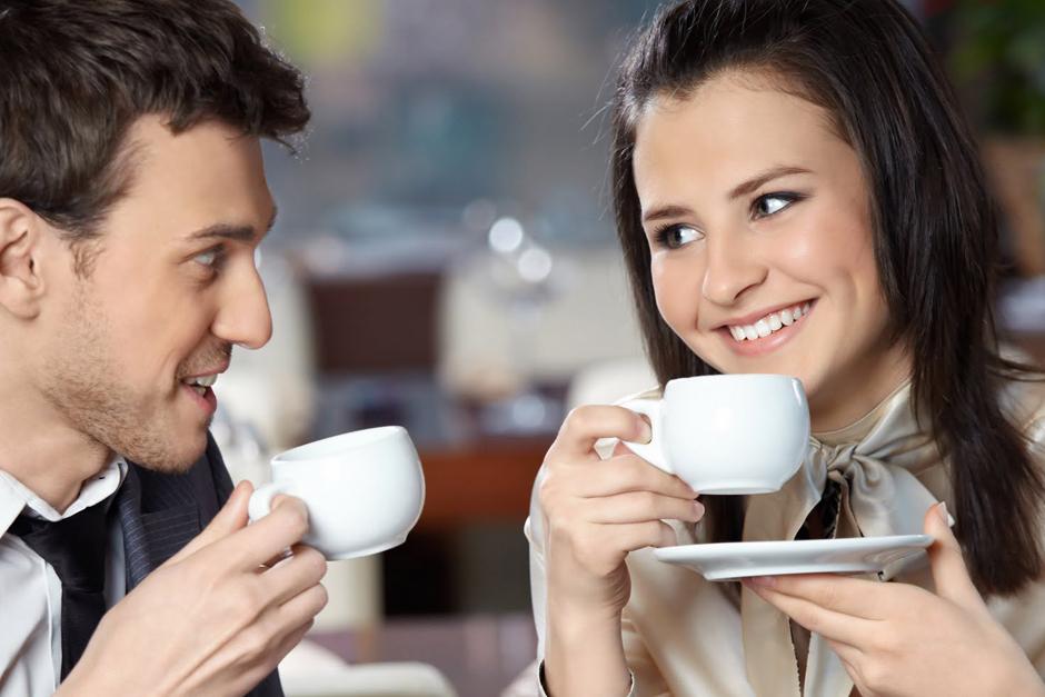 Una pareja disfruta de un delicioso caf&eacute;. (Foto: Google)