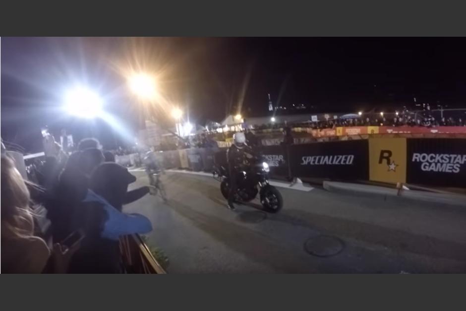 La motocicleta no prende y se queda a medio camino. (Captura de pantalla: YouTube/Rob M.)