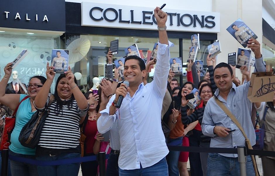 El periodista de origen cubano compartió un grato momento con sus seguidores. (Foto: Selene Mejía/Soy502)&nbsp;