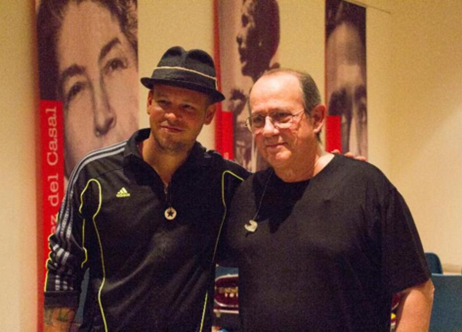 La colaboración con Rodríguez surgió después de que el artista cubano dijera que tenía interés de colaborar con Pérez y su hermano, Eduardo Cabra, conocido como Visitante.&nbsp;