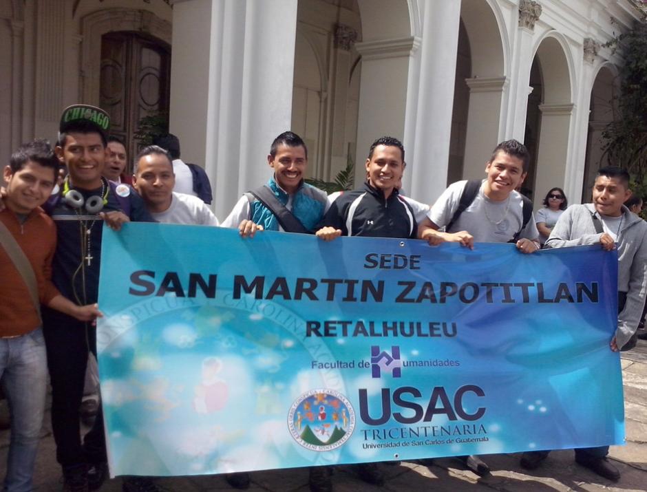 Los alumnos que asistieron al acto inaugural de la fase universitaria, portaban mantas que aludían a la Usac. (Foto Soy502)