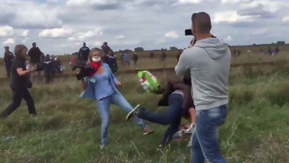 Camarógrafa húngara fue despedida luego de agredir a migrante durante una persecución. (Foto: Stephan Richter)