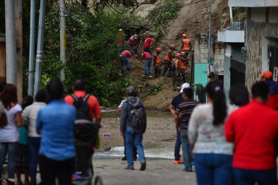 Las escenas de dolor que dej&oacute; el derrumbe en El Cambray II en Santa Catarina Pinula. &nbsp;(Foto: Jes&uacute;s Alfonso/Soy502)&nbsp;