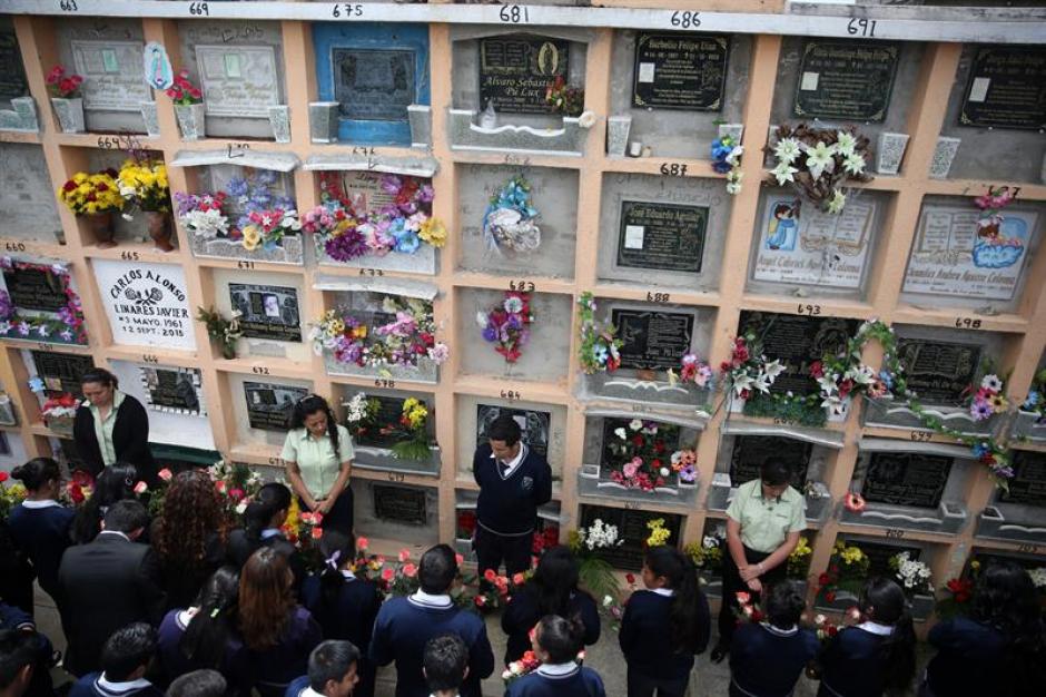 Familiares y amigos recordaron a las v&iacute;ctimas mortales de El Cambray II. (Foto: EFE)