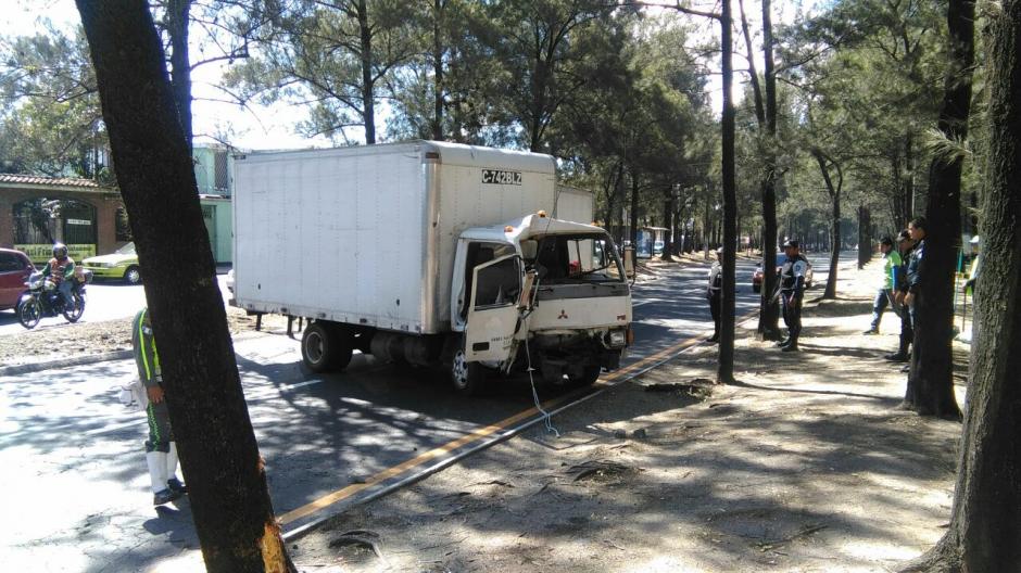 Un accidente complica la movilidad en el Anillo Perif&eacute;rico y 17 avenida en la zona 11. (Foto: Dalia Santos/Tr&aacute;nsito PNC)