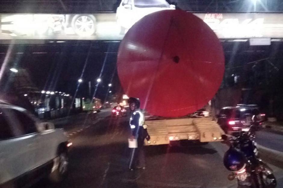 Un cami&oacute;n con un furg&oacute;n cil&iacute;ndrico choc&oacute; contra una pasarela en la Aguilar Batres y afect&oacute; el tr&aacute;nsito en el sector. (Foto: PMT Villa Nueva)