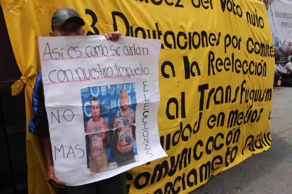 Un grupo de cerca de 300 personas bloque el paso frente al Palacio Legislativo. (Foto Alejandro Balán)