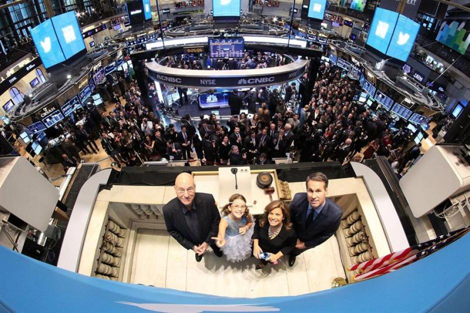 Sir Patrick Stewart, Cheryl Fiandaca, y Vivienne Harr, los encargados de tocar la campana en el #TwitterIPO