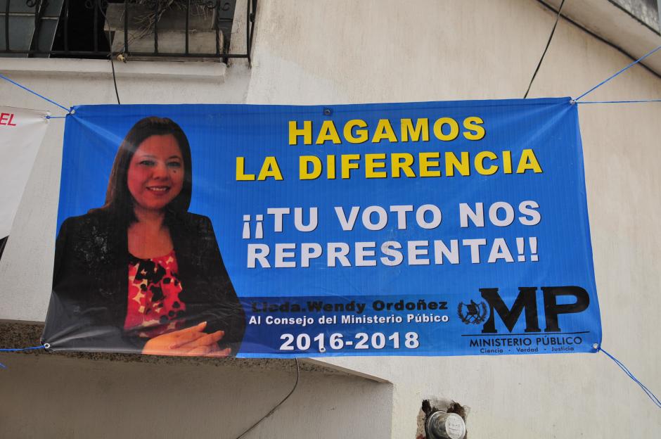 Publicidad de la esposa del ministro de Gobernación, puede verse en las instalaciones del Ministerio Público (MP). (Foto: Alejandro Balán/Soy502)
