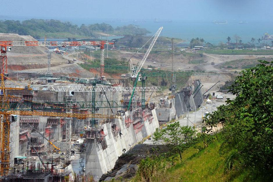 El consorcio de empresas que construye la ampliaci&oacute;n del canal de Panam&aacute; desde 2009 amenaz&oacute; con paralizar labores el pasado 30 diciembre hasta que la Autoridad del Canal de Panam&aacute; resolviera un reclamo de pago de m&aacute;s de 1 mil 600 millones de supuestos sobrecostos. Ana Pastor, ministra de Fomendo en Espa&ntilde;a, viaj&oacute; para mediar y las partes sostendr&aacute;n una reuni&oacute;n para buscar los fondos y evitar la paralizaci&oacute;n de la obra. (Foto:AFP)