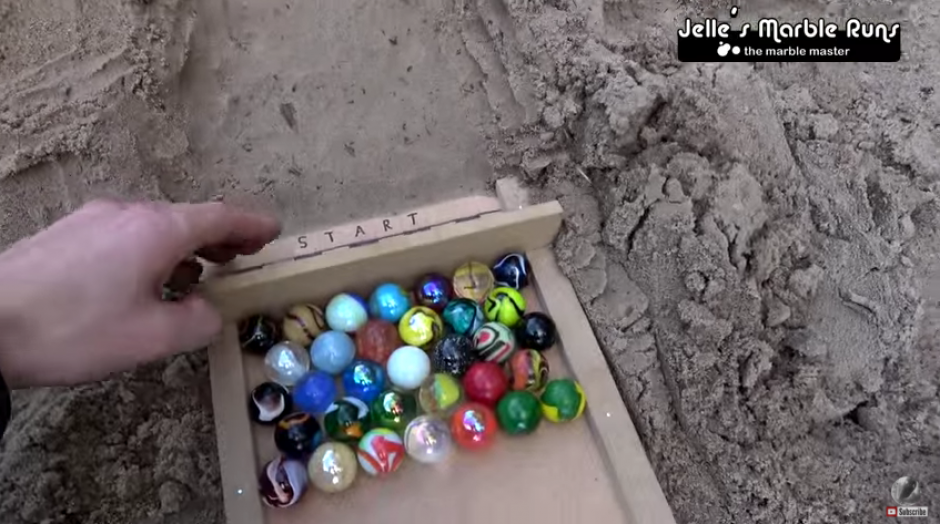 Las canicas mostraron su agilidad en la competencia que realiz&oacute; Jelle's Marble Runs, esta vez con la complicaci&oacute;n de hacerlo en la arena y con obst&aacute;culos. (Captura YouTube)