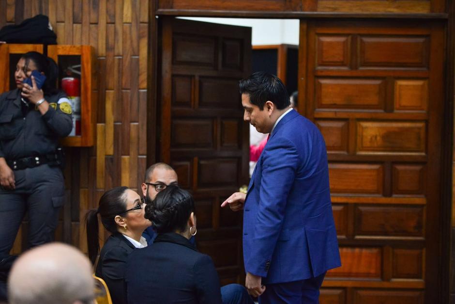 Mario Cano discute con la expareja presidencial. (Foto: Jes&uacute;s Alfonso/Soy502)