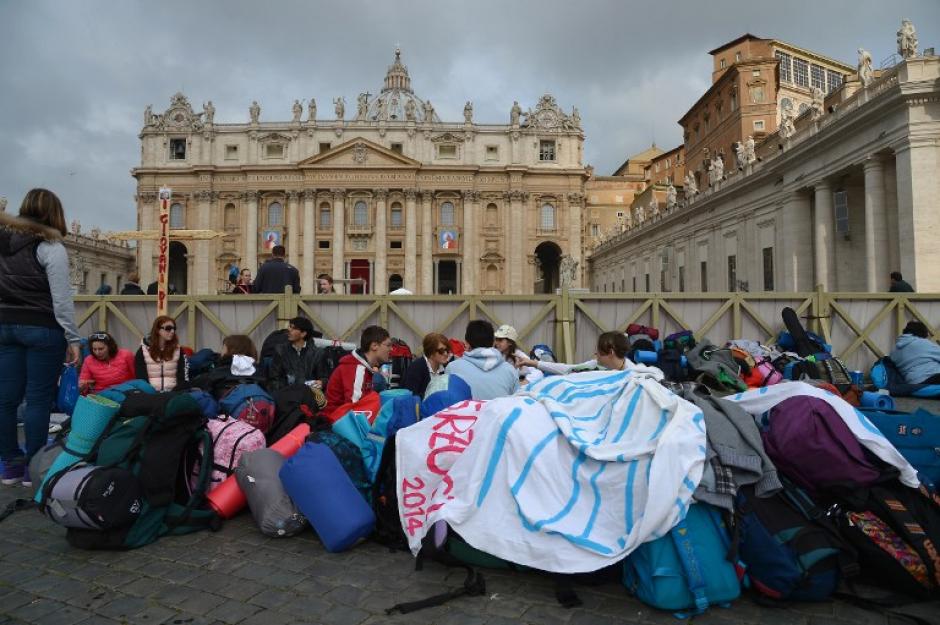 Los fieles acamparon en la Plaza San Pedro a la espera de la ceremonia de canonizaci&oacute;n de Juan Pablo II y Juan XXIII. (Foto: AFP)