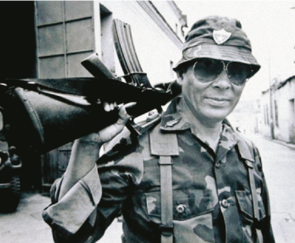 Fotografía de la revista Contrapoder que ilustró un reportaje titulado "Benedicto Lucas García y sus páginas desde el pasado" donde el militar retirado habló sobre un libro que publicó llamado "Memorias". (Foto: Revista Contrapoder)&nbsp;