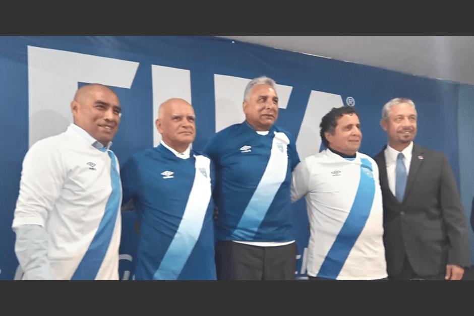 Juan Carlos Plata, Walter Claverí, David Gardiner, Rogelio Flores y Víctor H. Monzón formaban el cuerpo técnico de la Sele. (Foto: Soy502)
