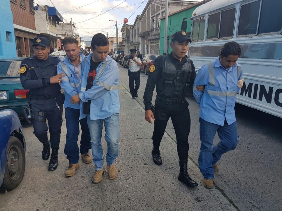 Los hombres ped&iacute;an dinero para no cortar el servicio. (Foto: PNC) 