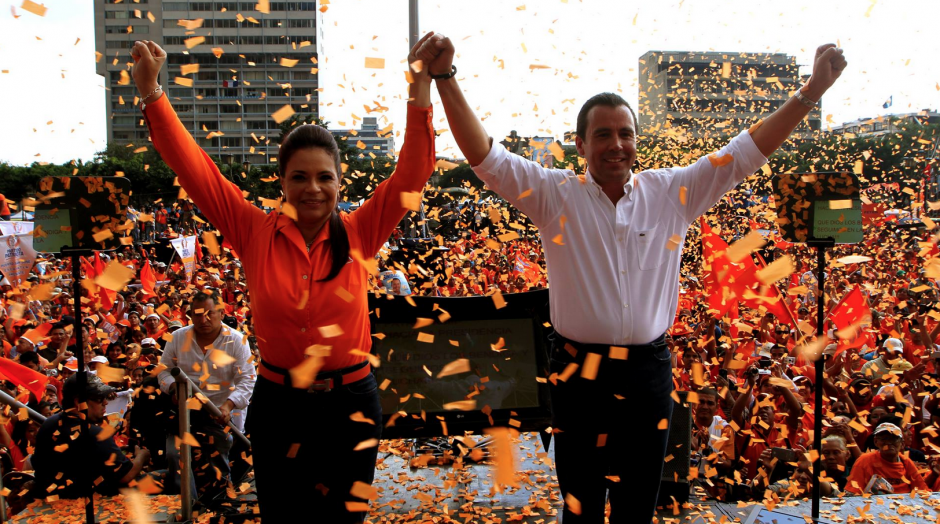 Roxana Baldetti y Alejandro Sinibaldi, en la proclamaci&oacute;n partidaria que gener&oacute; la sanci&oacute;n del Tribunal Supremo Electoral. (Foto: Facebook).