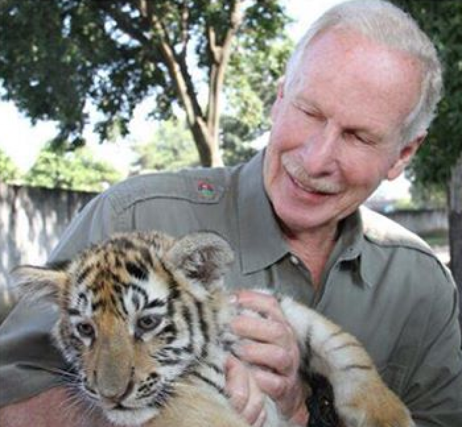El alcalde de Guatemala, Álvaro Arzú, posando con una de las crías de tigre de bengala del Zoo La Aurora. (Foto: Facebook/ Álvaro Arzú Irigoyen)