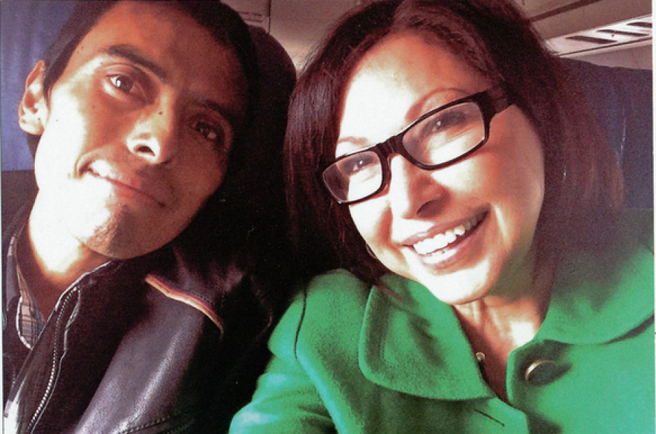 Ju&aacute;rez y su enfermera, Paulina Ch&aacute;vez, durante el vuelo de vuelta a Guatemala. (Foto: santafenewmexican.com)