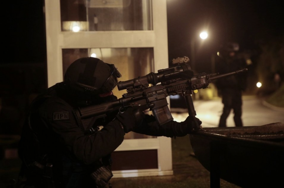 Un miembro de las fuerzas antiterroristas francesas en la localidad de Fleury, en el norte de Francia, durante el operativo para cazar a los yihadistas del atentado contra 'Charlie Hebdo'. (Foto: AFP)