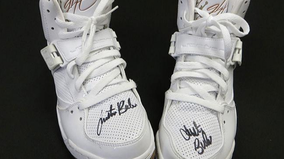 Tambi&eacute;n se vendieron una playera de hockey por 6 mil d&oacute;lares, una funda de almohada por 3 mil d&oacute;lares y una l&aacute;mpara de techo por 2 mil d&oacute;lares. Todos autografiados por el artista. (Foto: eBay)