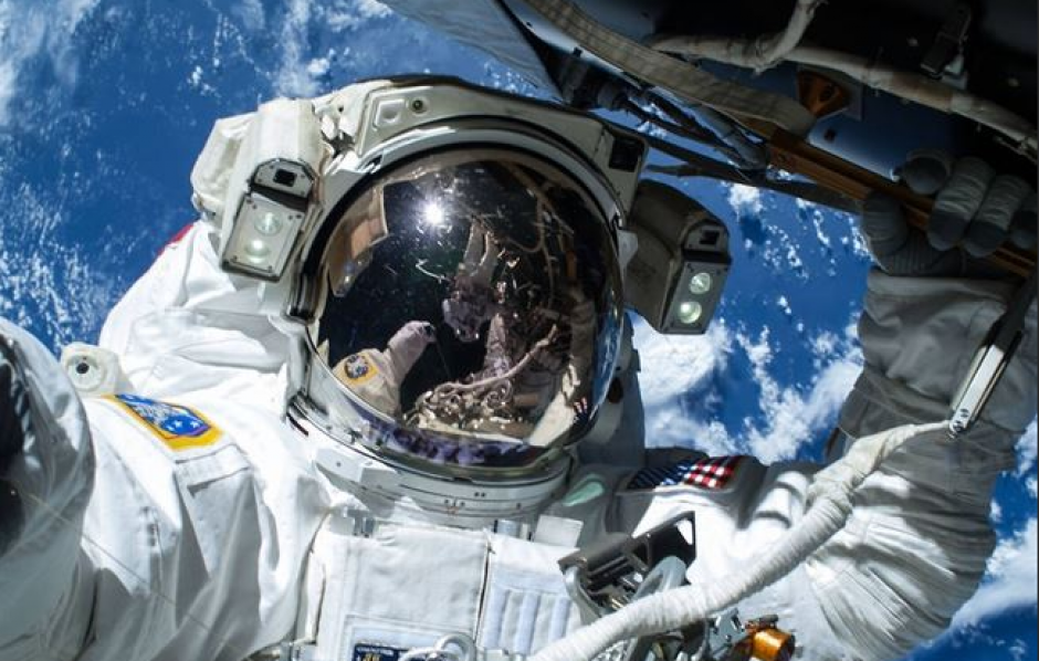 El astronauta se tom&oacute; un "selfie" con la Tierra a sus espaldas. En el visor se ve a su compa&ntilde;ero Terry W. Virts, que fue quien lo public&oacute; en su perfil de Twitter. (Foto: Twitter)