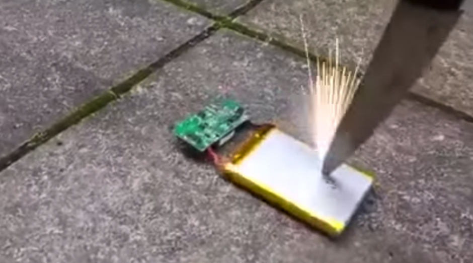 Los punzamientos en la bater&iacute;a provocan la explosi&oacute;n en el v&iacute;deo. (Foto: Youtube)