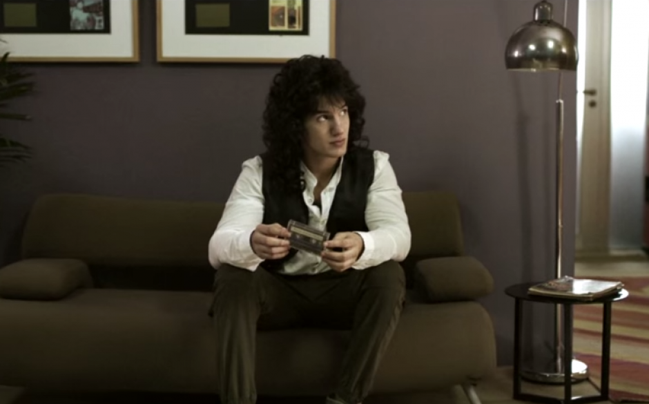 Ricardo Arjona interpreta al cantautor guatemalteco de igual nombre cuando empezaba a tocar puertas para su carrera musical.&nbsp;