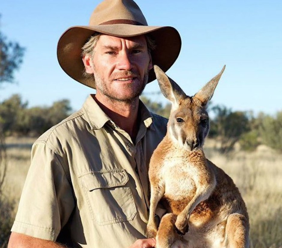 Desde 2005, Chris &lsquo;Brolga&rsquo; Barns se dedica a cuidar de los canguros que quedan hu&eacute;rfanos en Australia. (Foto: Sopitas)