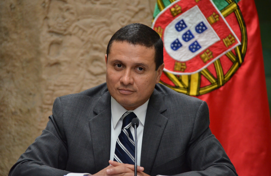 El canciller espera&nbsp;poder ofrecer&nbsp;cuanto antes este servicio de entrega de DPI a migrantes. (Foto: Minex)