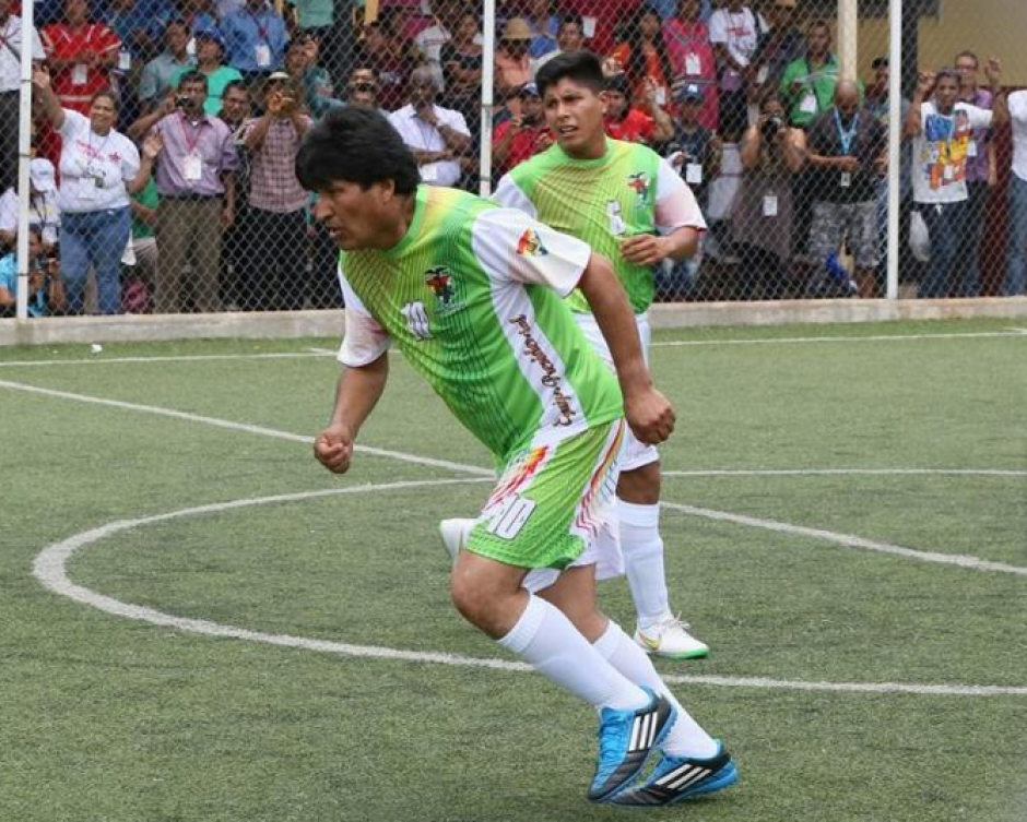 Evo Morales se puso la el&aacute;stica verdiblanca con el 10 a la espalda antes de la Cumbre de las Am&eacute;ricas. (Foto: La estrella de Panam&aacute;)