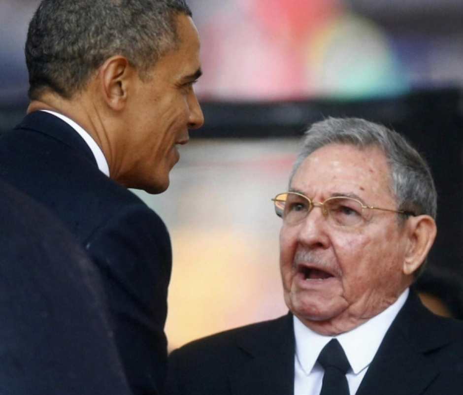 Obama y Castro coincidieron personalmente en el homenaje a Nelson Mandela el pasado año. (Foto: Ejecentral)