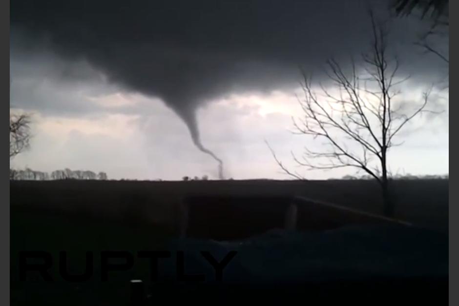 El clip muestra como se desplaza el tornado en Fairdale, Illinois. (Foto Youtube)