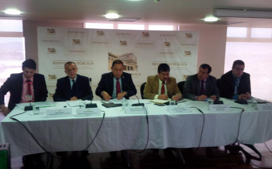 Autoridades de CICIG, Ministerio Público y Ministerio de Gobernación anuncian la desarticulación de la red incrustada en la SAT, conocida como "La Línea". (Foto: Twitter Ministerio de Gobernación).