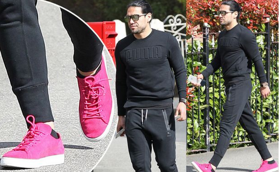 El "Mirror" public&oacute; estas fotograf&iacute;as que incrementaron la fama de Radamel Falcao, el jugador colombiano del Manchester United. (Foto: Eammon &amp; James Clarke/Mirror)