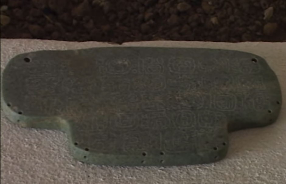 La pieza tallada perteneci&oacute; al gobernador del sitio maya y data del 400 d.C. (Foto: YouTube)