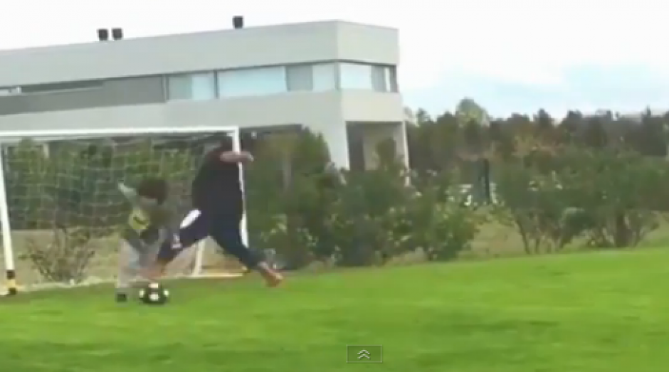 Maradona le "hizo falta" a su nieto en un partido familiar.&nbsp;