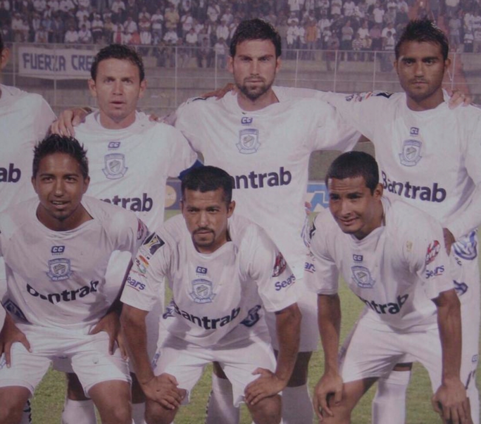 Luis Bradley defendi&oacute; en varios torneos la camisola de Comunicaciones. En la foto, en el centro, a la par de Abner Trigueros y Tr&aacute;nsito Montepeque. Arriba: Rolando Fonseca, Sebasti&aacute;n D&iacute;az y Erwin Morales.