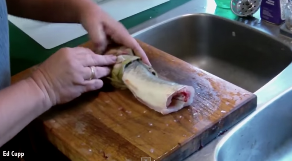 Esta mujer salt&oacute; del susto cuando el trozo de pescado sin cabeza empez&oacute; a retorcerse. (Foto: Tomada de video de YouTube).