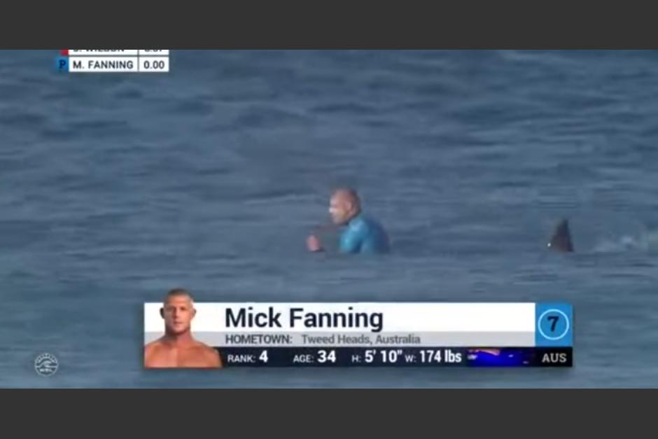 El campe&oacute;n australiano de surf, Mick Fanning, sufri&oacute; un ataque de tibur&oacute;n en Sud&aacute;frica. (Foto: Tomada de video de YouTube).